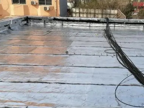 白城市卫生间漏水维修公司分享下白城市屋面楼顶防水刚性防水层施工要点。